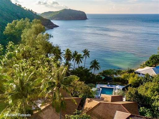 Dee Dee Retreat is a private Koh Phangan villa set 20m above the secluded Haad Thong Lang beach - a private cove west of Chaloklum fishing village suitable for familes or couples and ideal for honeymooners. Resident staff nearby offering chef service, Thai cooking classes, massage.
The villa offers rates for 2 or 4 bedroom occupancy
