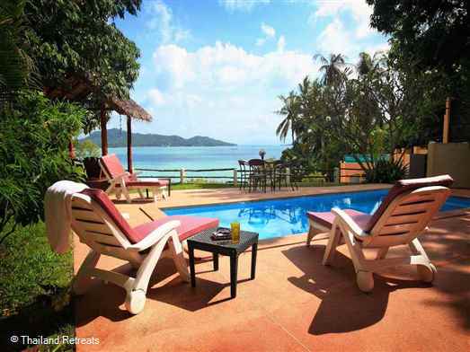 Island View Villa is a modern and spacious villa situated a few steps from the beach in the bay of Srithanu with west facing views over to Koh Samui and a short walk to the village.